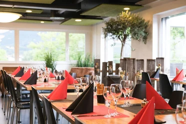 restaurant-topoff-farbig-gedeckte-tische.jpg