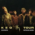 Vier Bandmitglieder stehen nebeneinander in dunkler Umgebung, beschriftet mit "KEO Tour 2026".