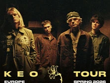 Vier Bandmitglieder stehen nebeneinander in dunkler Umgebung, beschriftet mit "KEO Tour 2026".