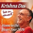 Krishna Das bei einem Live-Konzert, lächelnd bei der Ankündigung der "Home in the Heart Tour 2026".