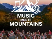 Ein Orchester spielt vor einer Bergkulisse bei Sonnenuntergang, begleitet von Musik- und Notensymbolen.