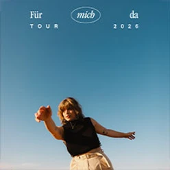 Auf einem Plakat ist eine Person unter blauem Himmel zu sehen, mit ausgestrecktem Arm.
