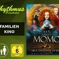 Filmplakat „Momo“ mit Hauptfigur, Freunden und Schildkröte vor goldenem Uhrenhintergrund.