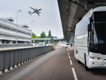 CTI - Compass Tours Incoming - Flughafen Ein Reisebus steht am Flughafengelände.