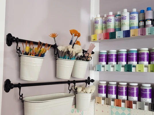 Wandregale.jpg Dekorative Regale mit Pinsel und Farben