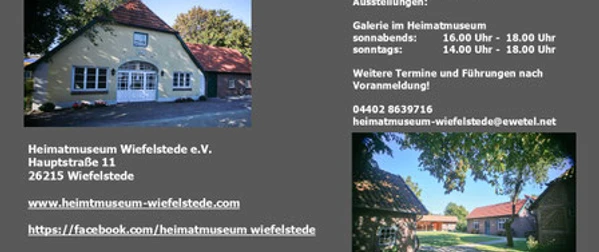 Kontakt-Anfahrt-Informationen.jpg Zwei alte Häuser mit rotem Dach und Bäumen. Text mit Öffnungszeiten und Kontaktdaten.