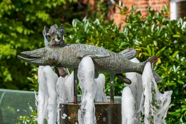 Bronzehecht am Brunnen in Hechthausen