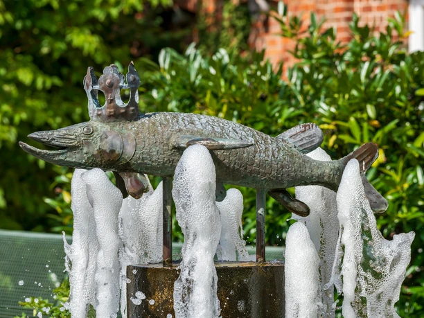 Bronzehecht am Brunnen in Hechthausen
