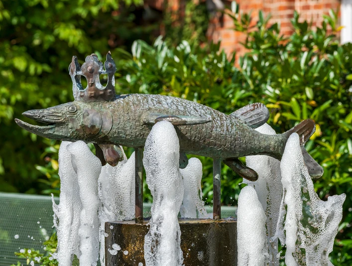 Bronzehecht am Brunnen in Hechthausen