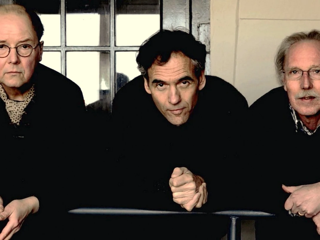 Trio Dragseth Zu sehen sind die drei Musiker des Trios, alle in schwarz gekleidet.