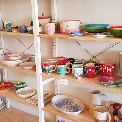 Regal mit Keramikartikeln.jpg