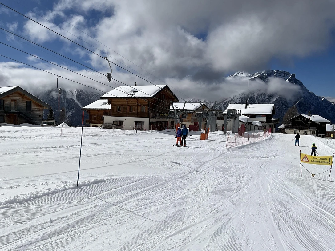 hero-chalet-schirli-am-skilift-winter-rosswald-204