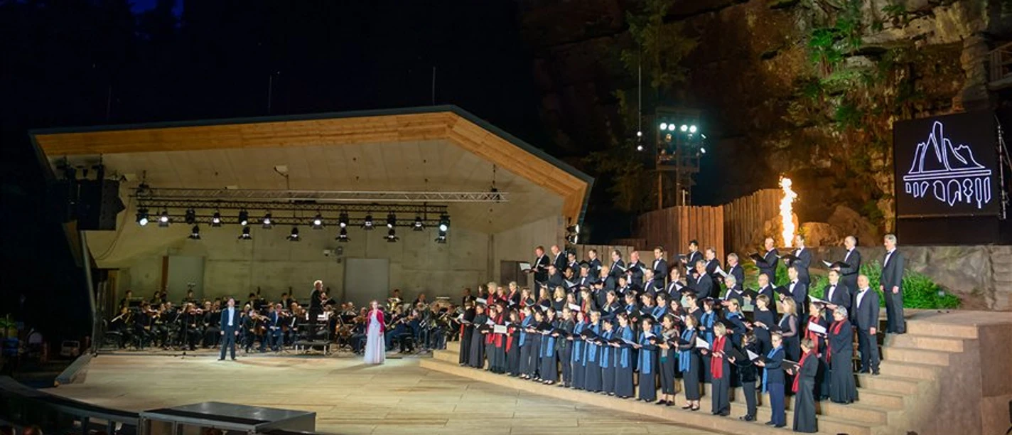 Carmina_Burana___Filmmusik_von_»Fluch_der_Karibik«_0_Landesbuehnen-Sachsen_900x600.jpg