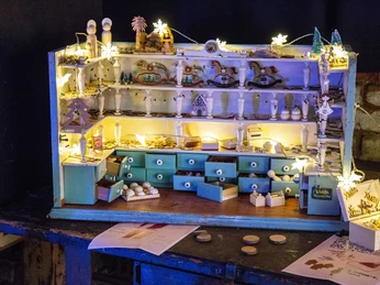 3 - Kunstkraftwerk Leipzig - Traumfabrik-c-Andreas-Schmidt.jpg Eine festlich beleuchtete Miniatur-Bäckerei mit detailreichen, winterlichen Dekorationen.A festively illuminated miniature bakery with detailed winter decorations.Svátečně osvětlená miniaturní pekárna s detailními zimními dekoracemi.Świątecznie oświetlona miniaturowa piekarnia ze szczegółowymi dekoracjami zimowymi.Een feestelijk verlichte miniatuurbakkerij met gedetailleerde winterdecoraties.Una pasticceria in miniatura illuminata a festa con decorazioni invernali dettagliate.