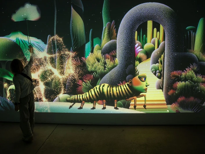 1 - Kunstkraftwerk Leipzig - Traumfabrik-c-Andreas-Schmidt.jpg Ein Kind interagiert mit einer leuchtenden digitalen Kunstinstallation, die ein Märchenthema zeigt.A child interacts with a glowing digital art installation depicting a fairytale theme.Dítě komunikuje se zářící digitální uměleckou instalací s pohádkovým motivem.Dziecko wchodzi w interakcję ze świecącą cyfrową instalacją artystyczną przedstawiającą motyw z bajki.Een kind heeft interactie met een oplichtende digitale kunstinstallatie met een sprookjesthema.Un bambino interagisce con un'installazione d'arte digitale luminosa che rappresenta un tema fiabesco.