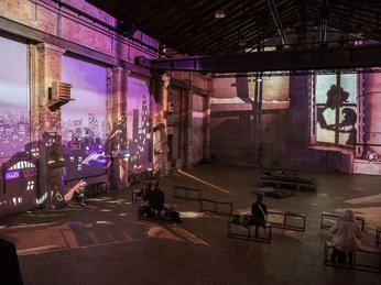 10 - Kunstkraftwerk Leipzig - Traumfabrik-c-Andreas-Schmidt.jpg Innenansicht eines historischen Industriegebäudes mit projizierten Stadtlichtern und Schatten.Interior view of a historic industrial building with projected city lights and shadows.Pohled do interiéru historické průmyslové budovy s promítanými světly a stíny města.Widok wnętrza zabytkowego budynku przemysłowego z wyświetlanymi światłami i cieniami miasta.Binnenzicht van een historisch industrieel gebouw met geprojecteerde stadslichten en schaduwen.Vista interna di un edificio industriale storico con luci e ombre della città proiettate.
