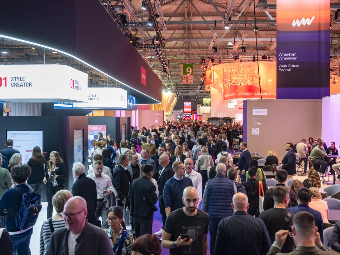 Menschen besuchen die Orgatec in der KoelnmessePeople visit Orgatec at Koelnmesse