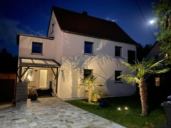 Außenansicht mit Palmen