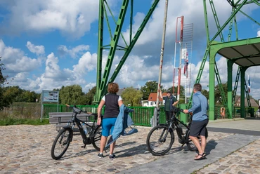 Radfahrer und Fährmann am Fährkopf Hemmoor