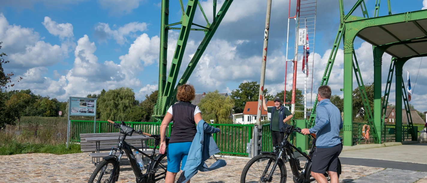 Radfahrer und Fährmann am Fährkopf Hemmoor