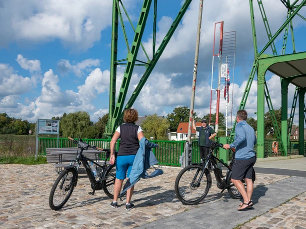 Radfahrer und Fährmann am Fährkopf Hemmoor