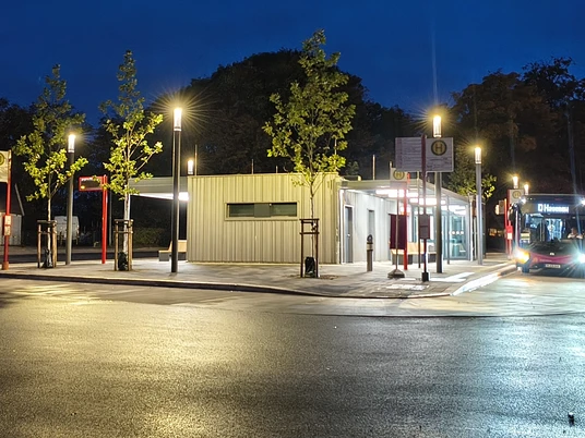 ZOB Lauenburg am Abend©Christiane Manuel.jpg Lauenburg ZOB am Abend