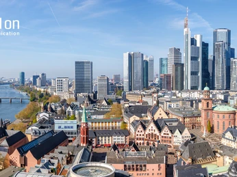 add on communication GmbH - Skyline von Frankfurt Skyline von Frankfurt am Main mit Fluss und Altstadt.Skyline of Frankfurt am Main with river and old town.