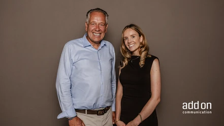 add on communication GmbH - Geschäftsführer Ein Mann und eine Frau lächeln für ein Foto.