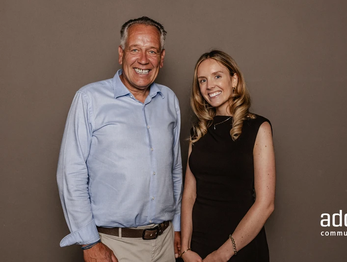 add on communication GmbH - Geschäftsführer Ein Mann und eine Frau lächeln für ein Foto.A man and a woman smile for a photo.