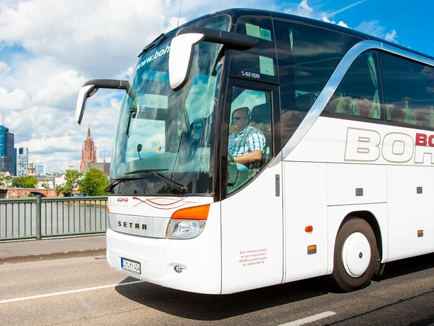 Bohr Omnibus GmbH - BOHR-Skyline BOHR bus in front of the Frankfurt skyline.