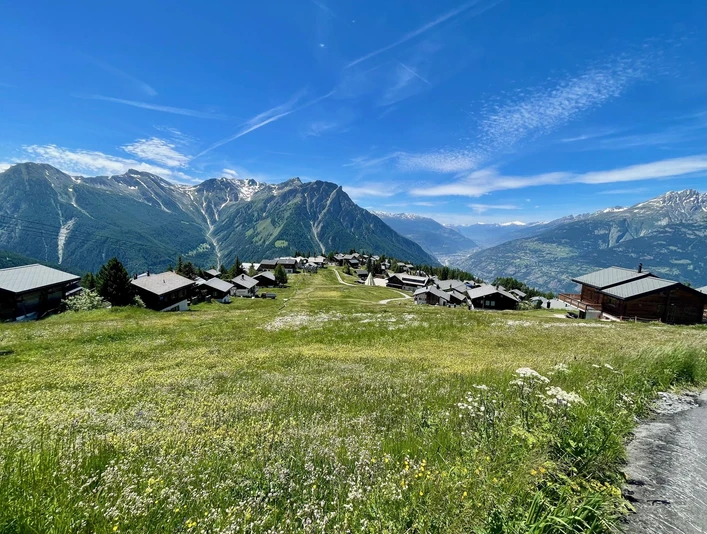 hero-dorf-von-oben-chalet-schirli-sommer-2048x1536