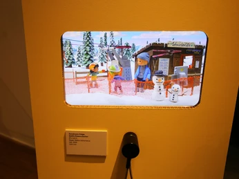 11 - Sandmännchen in Leipzig - Foto Andreas Schmidt.jpg Spielzeugfiguren in Winterlandschaft mit Schnee, einem Schneemann und einem Kiosk im Hintergrund.Toy figures in a winter landscape with snow, a snowman and a kiosk in the background.Figurky hraček v zimní krajině se sněhem, sněhulákem a kioskem v pozadí.Figurki zabawek w zimowym krajobrazie ze śniegiem, bałwanem i kioskiem w tle.Speelgoedfiguren in een winterlandschap met sneeuw, een sneeuwpop en een kiosk op de achtergrond.Figure giocattolo in un paesaggio invernale con neve, un pupazzo di neve e un chiosco sullo sfondo.