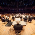 Oster Matinee 2026 Orchester Ein großes Orchester probt in einem modernen Konzertsaal mit klarer Akustik.