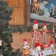 2013_Advent_Hof Görk (8)_HD.JPG Weihnachtlich geschmückter Hof mit Lichterbaum, Deko-Wichteln und Krippenbild im HintergrundYard decorated for Christmas with a tree of lights, decorative gnomes and a nativity scene in the backgroundGård pyntet op til jul med et lystræ, dekorative nisser og en julekrybbe i baggrundenTuin versierd voor Kerstmis met een lichtjesboom, decoratieve kabouters en een kerststal op de achtergrond