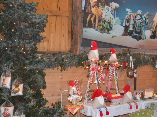 2013_Advent_Hof Görk (8)_HD.JPG Weihnachtlich geschmückter Hof mit Lichterbaum, Deko-Wichteln und Krippenbild im HintergrundYard decorated for Christmas with a tree of lights, decorative gnomes and a nativity scene in the backgroundGård pyntet op til jul med et lystræ, dekorative nisser og en julekrybbe i baggrundenTuin versierd voor Kerstmis met een lichtjesboom, decoratieve kabouters en een kerststal op de achtergrond