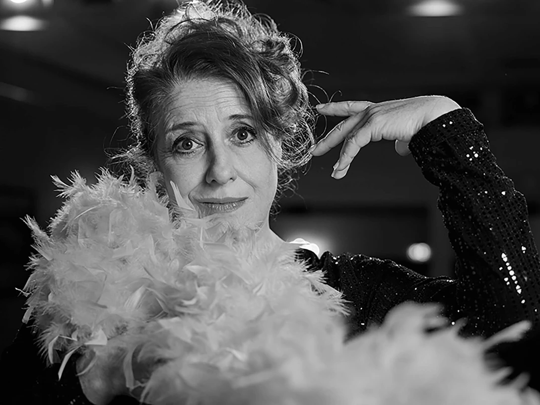 Luise-Kinseher-Mary-from-Bavary.jpg Luise Kinseher in Federboa und Paillettenkleid, ausdrucksstark.