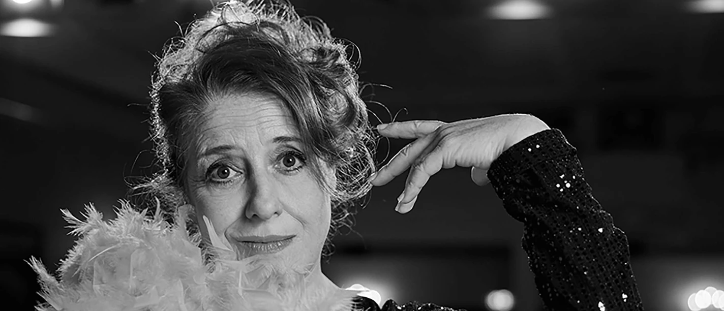 Luise-Kinseher-Mary-from-Bavary.jpg Luise Kinseher in Federboa und Paillettenkleid, ausdrucksstark.