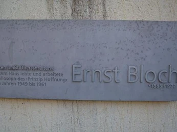 Ernst Bloch wird mit der Plakette geehrt.