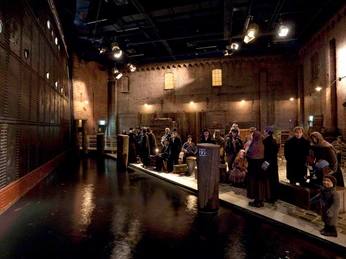 Deutsches Auswandererhaus_Kaje_092306_ (c) Deutsches Auswandererhaus_bearb..jpg Szene im Deutschen Auswandererhaus Bremerhaven mit lebensgroßen Figuren am historischen Kai.