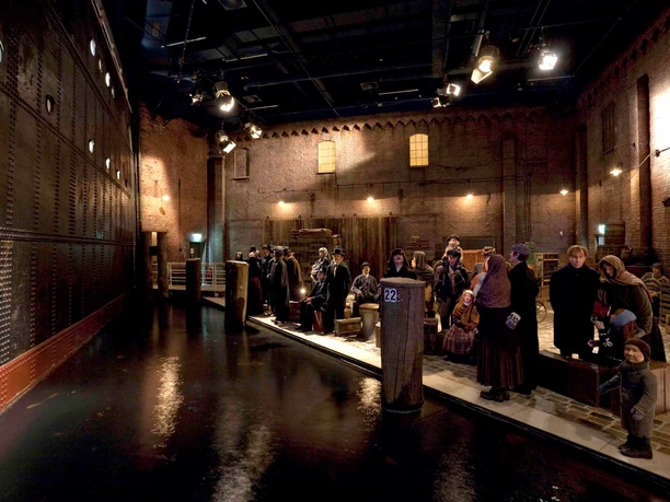 Deutsches Auswandererhaus_Kaje_092306_ (c) Deutsches Auswandererhaus_bearb..jpg Szene im Deutschen Auswandererhaus Bremerhaven mit lebensgroßen Figuren am historischen Kai.