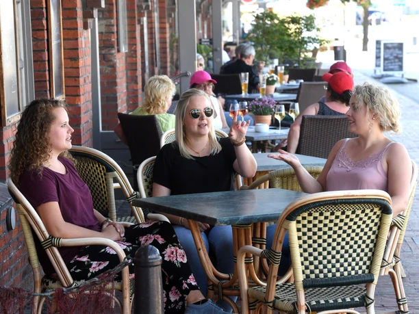 Schaufenster Fischereihafen 24.6.20 Erlebnis20 (c) Wolfhard Scheer_Erlebnis Bremerhaven.JPG Drei Frauen sitzen plaudernd an einem Café-Tisch im Schaufenster Fischereihafen Bremerhaven.