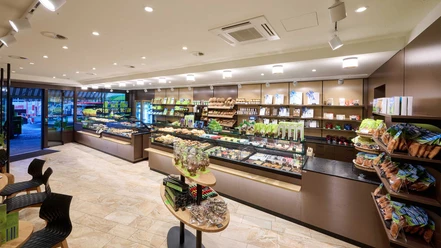 confiserie-tea-room-steinmann-angebot-theke-stuehle.jpg