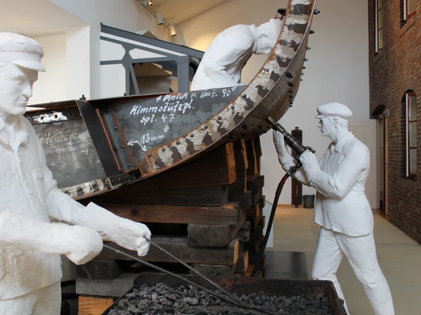 Historisches Museum IMG_3536 (c) Mailin Knoke_Erlebnis Bremerhaven.JPG Plastikfiguren von Werftarbeitern beim Schiffsbau im Historischen Museum Bremerhaven