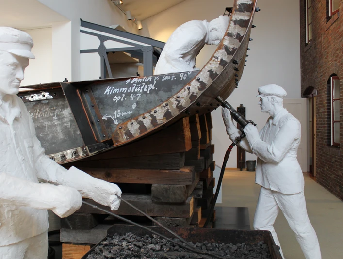 Historisches Museum IMG_3536 (c) Mailin Knoke_Erlebnis Bremerhaven.JPG Plastikfiguren von Werftarbeitern beim Schiffsbau im Historischen Museum Bremerhaven