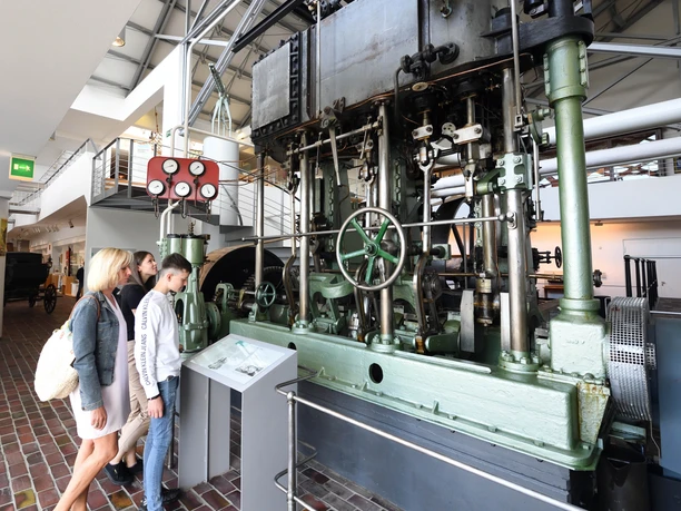 6.6.20 Erlebnis6 (c) Wolfhard Scheer_Erlebnis Bremerhaven.JPG Besucher betrachten eine große historische Dampfmaschine im Industriemuseum Bremerhaven.