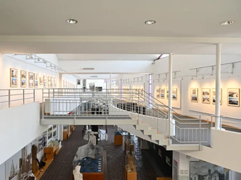 Historisches Museum DSC_5070 (c) Historisches Museum Bremerhaven.JPG Innenansicht des Historischen Museums Bremerhaven mit Treppenanlage und beleuchteter Ausstellung.