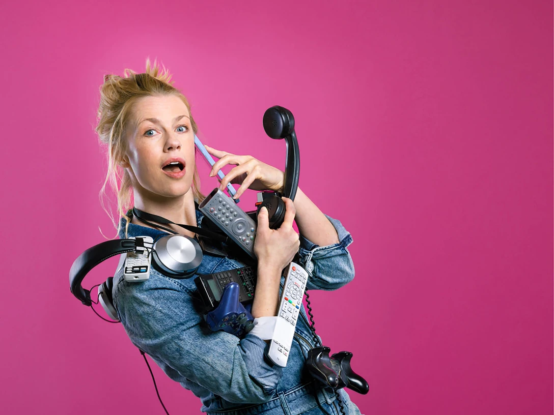 Christine-Eixenberger-Volle-Kontrolle.jpg Christine Eixenberger mit Technikgeräten vor pinkem Hintergrund.