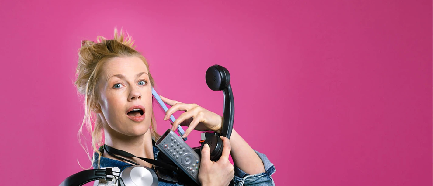 Christine-Eixenberger-Volle-Kontrolle.jpg Christine Eixenberger mit Technikgeräten vor pinkem Hintergrund.