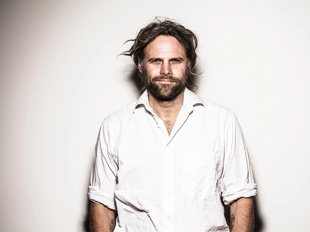 Keller-Steff.jpg Keller Steff mit weißem Hemd vor Wand