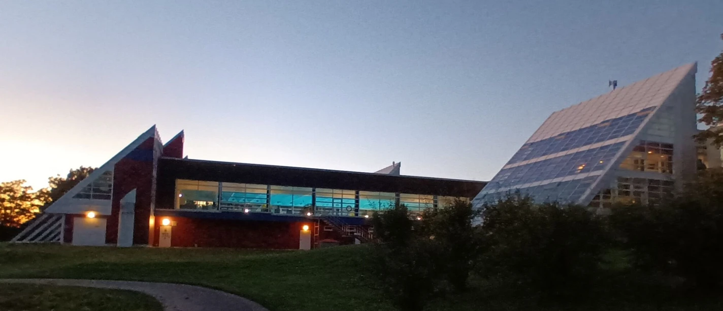 Thermalsolbad_Abendstimmung (5)_HD.jpg Thermal saltwater pool with illuminated indoor pool against a blue evening sky and green meadow.